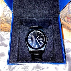 Men’s black Gucci pantheon watch.
